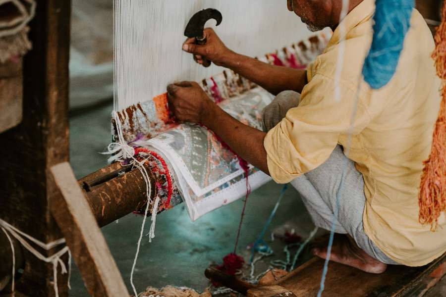 How can you tell if a rug is hand knotted