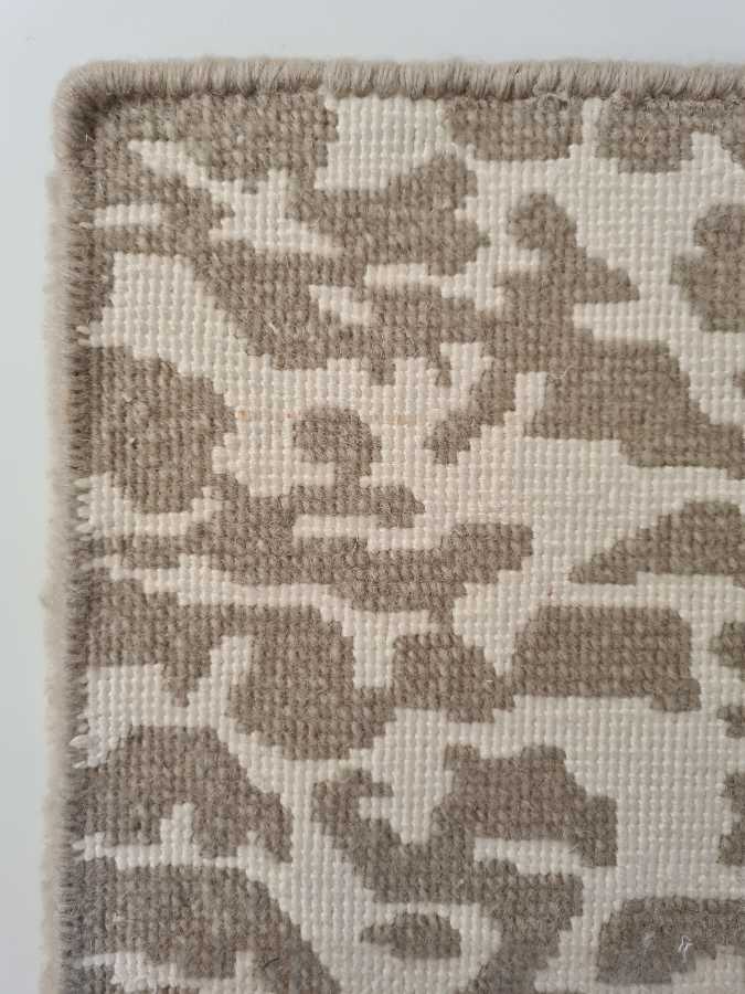 How can you tell if a rug is hand knotted