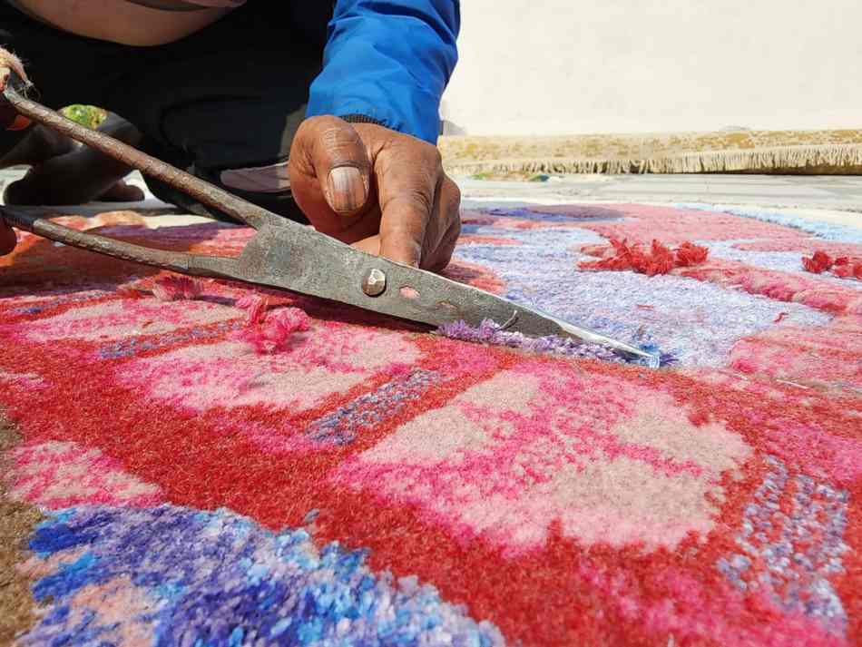 Hand knotted vs. machine made rugs