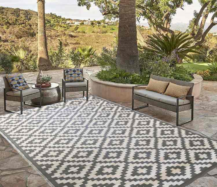 Outdoor polypropylene rugs