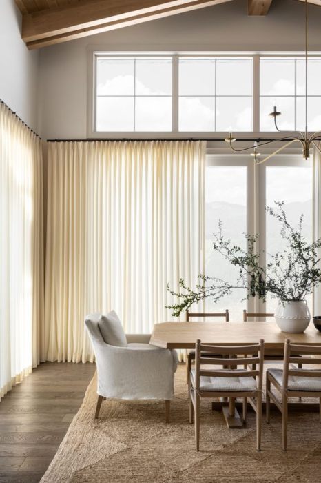 Jute rugs in the dining room